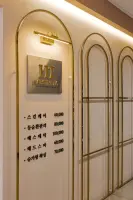 골드 아치 장식과 메뉴판, 에스테틱 샵 사이니지